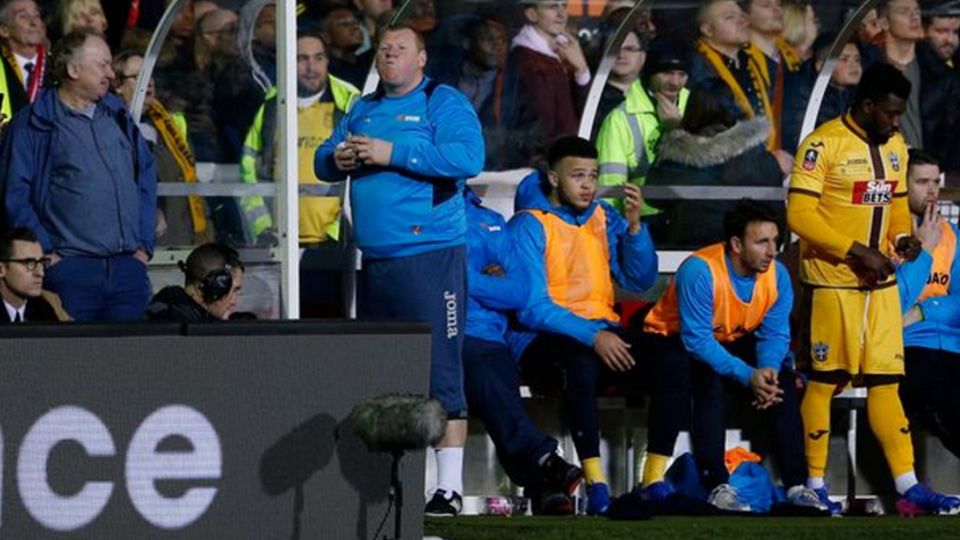 Wayne Shaw terancam sanksi karena makan di pinggir lapangan. Copyright: © Reuters